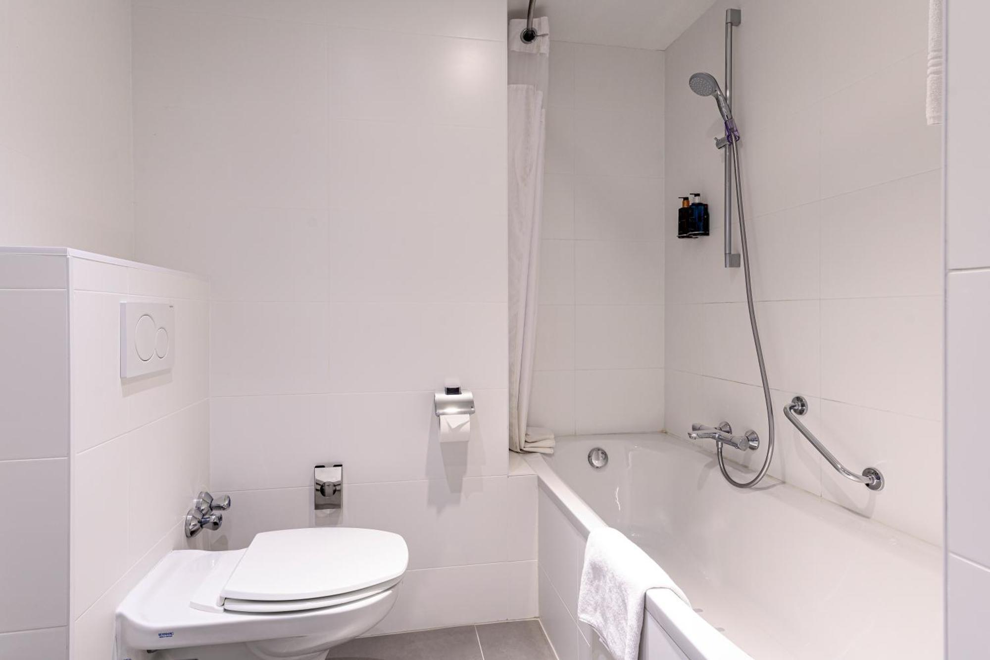 Standard King Room with Balcony - Mid Floor
